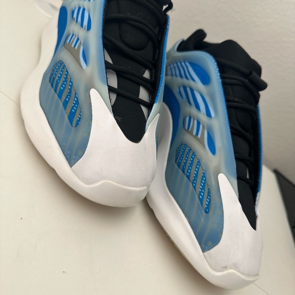 Size 9.5 - adidas Yeezy 700 V3 Arzareth - Picture 3 of 9